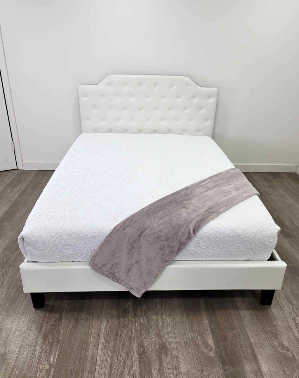 Classic Button Tufted Upholstered Platform Bed – Model SS8624