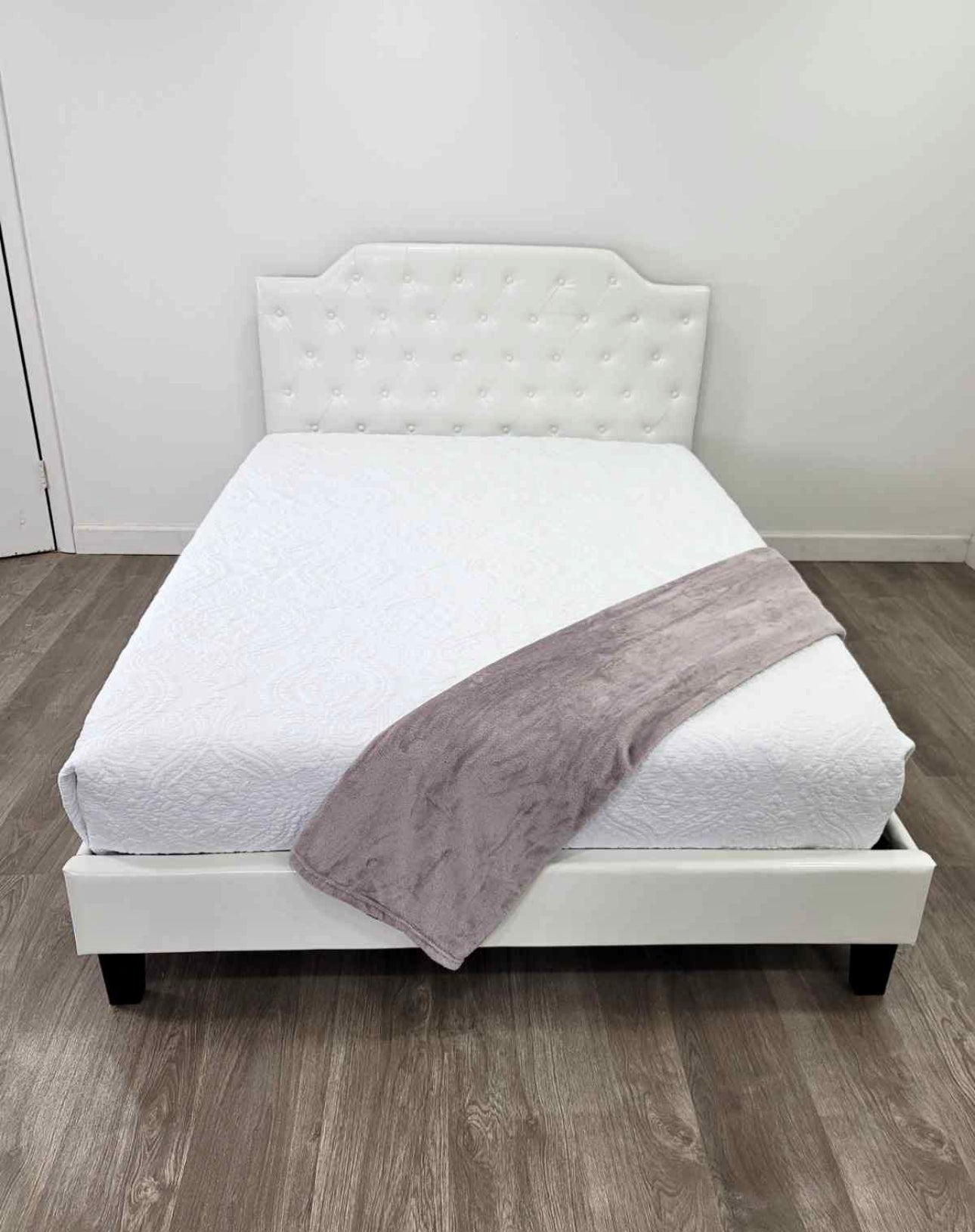 Classic Button Tufted Upholstered Platform Bed – Model SS8624